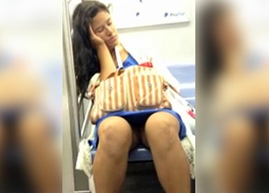 Чувак подглядывает под юбку латинки в метро и снимает на камеру