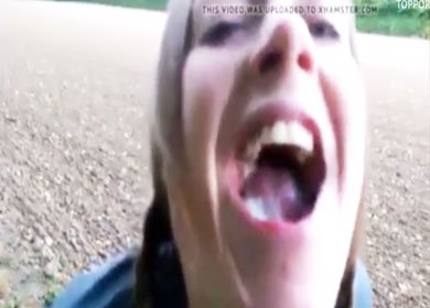Девушка демонстрирует полный рот спермы