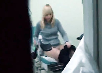 Извращенец подсматривает на вагины без трусов в кресле гинеколога