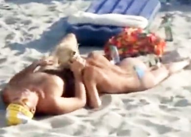 Блондинка сосет хуй мужика на пляже, не обращая внимания на людей
