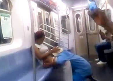 Негр лижет киску темнокожей подруги в метро на людях