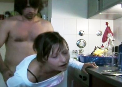 Парень занимается быстрым сексом с невестой друга на кухне
