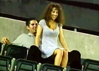 Скрытая съемка с еблей молодой пары в одежде на стадионе