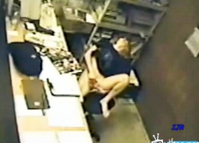 Девушка мастурбирует на работе под скрытой камерой