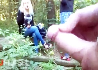 Парень подрочил хуй на молодых подружек в лесу