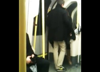 Чувак трахает подругу в письку в метро