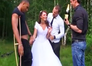 Муж выебал невесту шлюху с друзьями после свадьбы в лесу