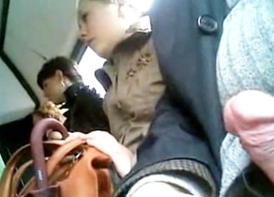 Вынул болт при девушках в белорусском автобусе
