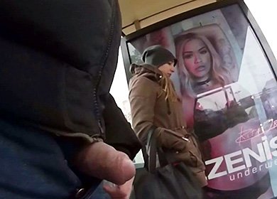 Мужик дрочит хуй на глазах у студентки на автобусной остановке