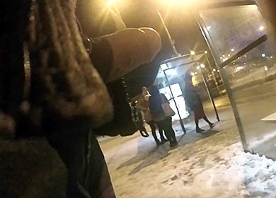 Онанист дрочит хуй и кончает перед студентками на улице зимой