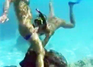 Девка с аквалангом делает минет под водой