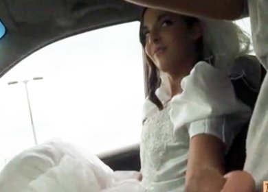 Сексапильная невеста отдалась водителю в машине