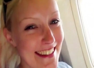 Блондинка принимает сперму на сиськи в самолете