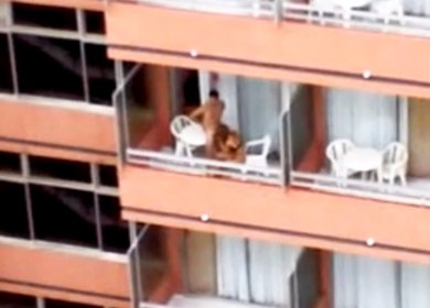 Мужик подсмотрел за сексом любовников на балконе
