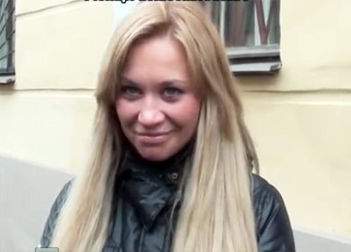 Русский пикапер дает хуй в рот блондинки на улице