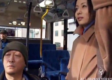 Красивая азиатка в пальто на голое тело показывает пизду в автобусе