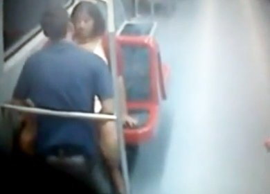 Пьяная парочка занимается сексом в метро