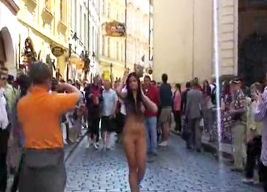 Виктория прогуливается голышом по улицам