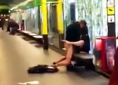 Подглядывают за сексом пары на скамейке станции метро