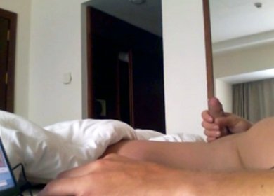 Мужик мастурбирует хуй в гостиничном номере