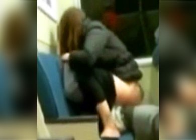 Белая девушка и негр занялись сексом в вагоне метро
