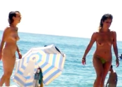 Две девушки раздеваются на нудистском пляже и попадают на скрытую камеру