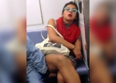 Пассажир трогает пизду спящей незнакомки в вагоне метро