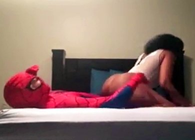 Домашний секс Спайдермена с толстожопой негритянкой в спальне