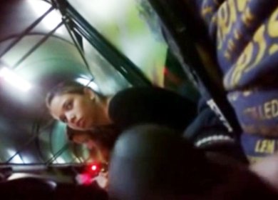 Мужик мастурбирует в переполненном вагоне метро в час пик