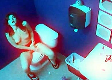 Брюнетка мастурбирует и ссыт на скрытой камере в туалете