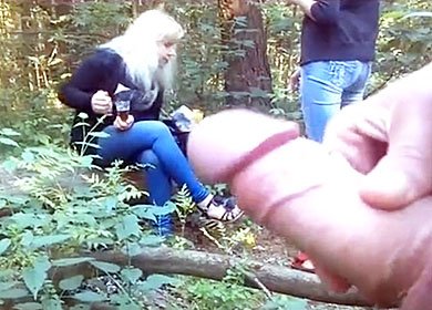 Онанист дрочит хуй и разговаривает с пьющими незнакомками в лесу