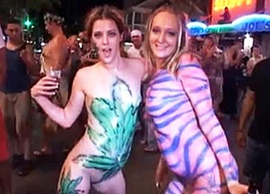 Голые девушки нудистки с боди артом на секс фестивале в Небраске