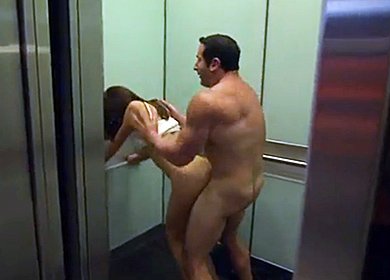 Накаченный любовник поимел в лифте сисястую шатенку