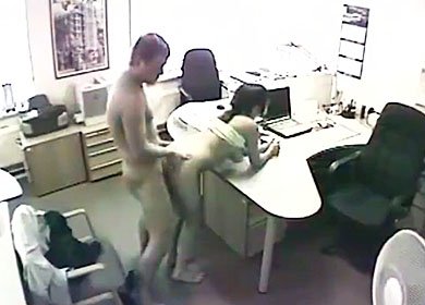 Менеджер выебал сисястую клиентку на скрытую камеру в офисе