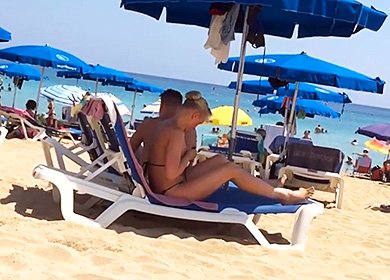 Сочные попки в стрингах, подсмотренные туристом на пляже