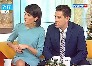 Ведущая Анастасия Чернобровина засветила трусики в передаче «Утро России»