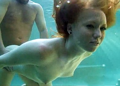Бородатый жених ебет под водой рыжую плоскодонку в бассейне