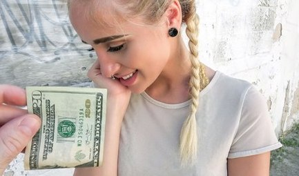 Предложил молоденькой беловолосой американочке деньги взамен на спонтанный секс