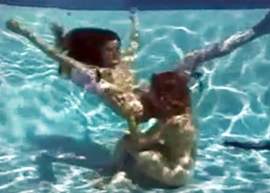 Две лесбиянки делают кунилингус под водой