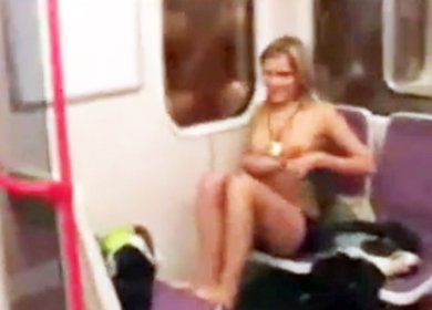Блондинка снимает с себя одежду в вагоне метро