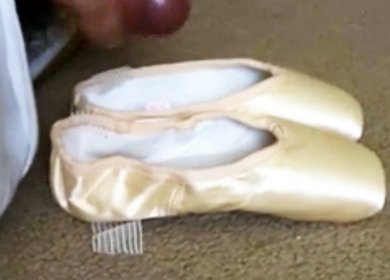 Развратник обкончал спермой обувь балерины
