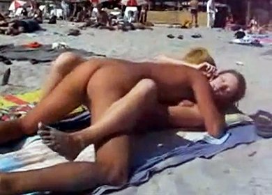 Секс студентов в миссионерской позе на общественном пляже