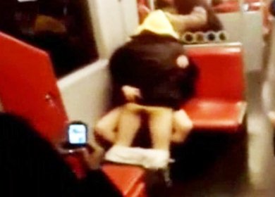 Пассажир дерет в письку девушку в метро