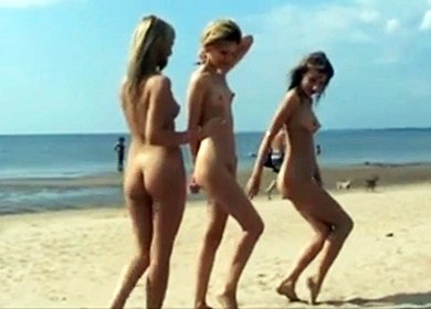 Три голые студентки играют в бадминтон и купаются в море