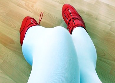 Стройные ножки балерины в возбуждающих красных пуантах