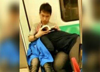 Телка делает минет в метро, спрятав голову под куртку