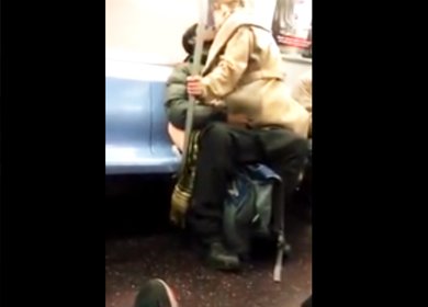 Баба не вытерпела и села на член негра в метро