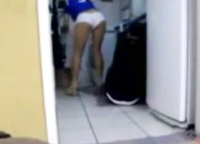 Домохозяйка соблазняет сантехника в туалете перед скрытой камерой
