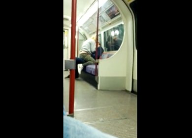 Пацан подглядывает за ебущейся парочкой в метро