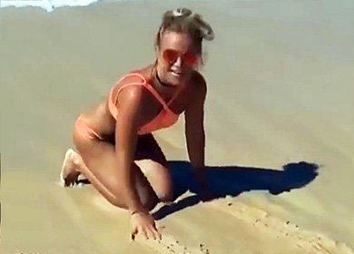 Загорелая Britney Spears позирует в бикини на пляже